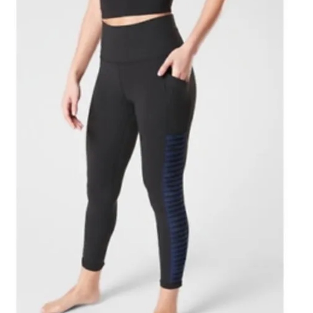 Athleta Salutation 7/8 Tight Size Small style 531322 Black Blue